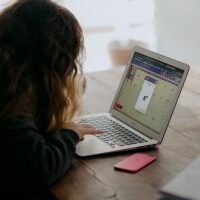 annie-spratt-V_yEK9wOuPw-unsplash school girl online school